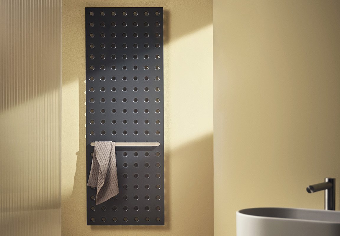 Sèche-serviettes design Tubes GRID dans une salle de bain