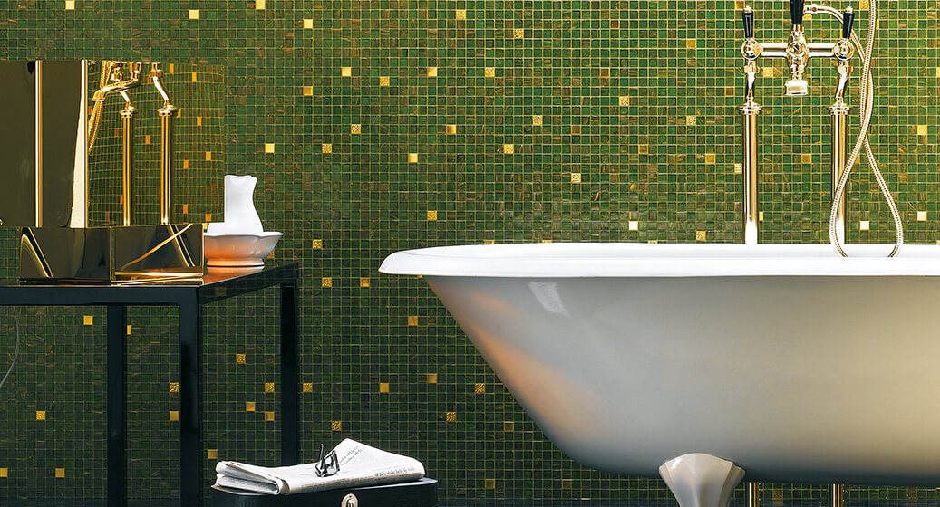 Mosaïque de verre Bisazza verte et or dans une salle de bain