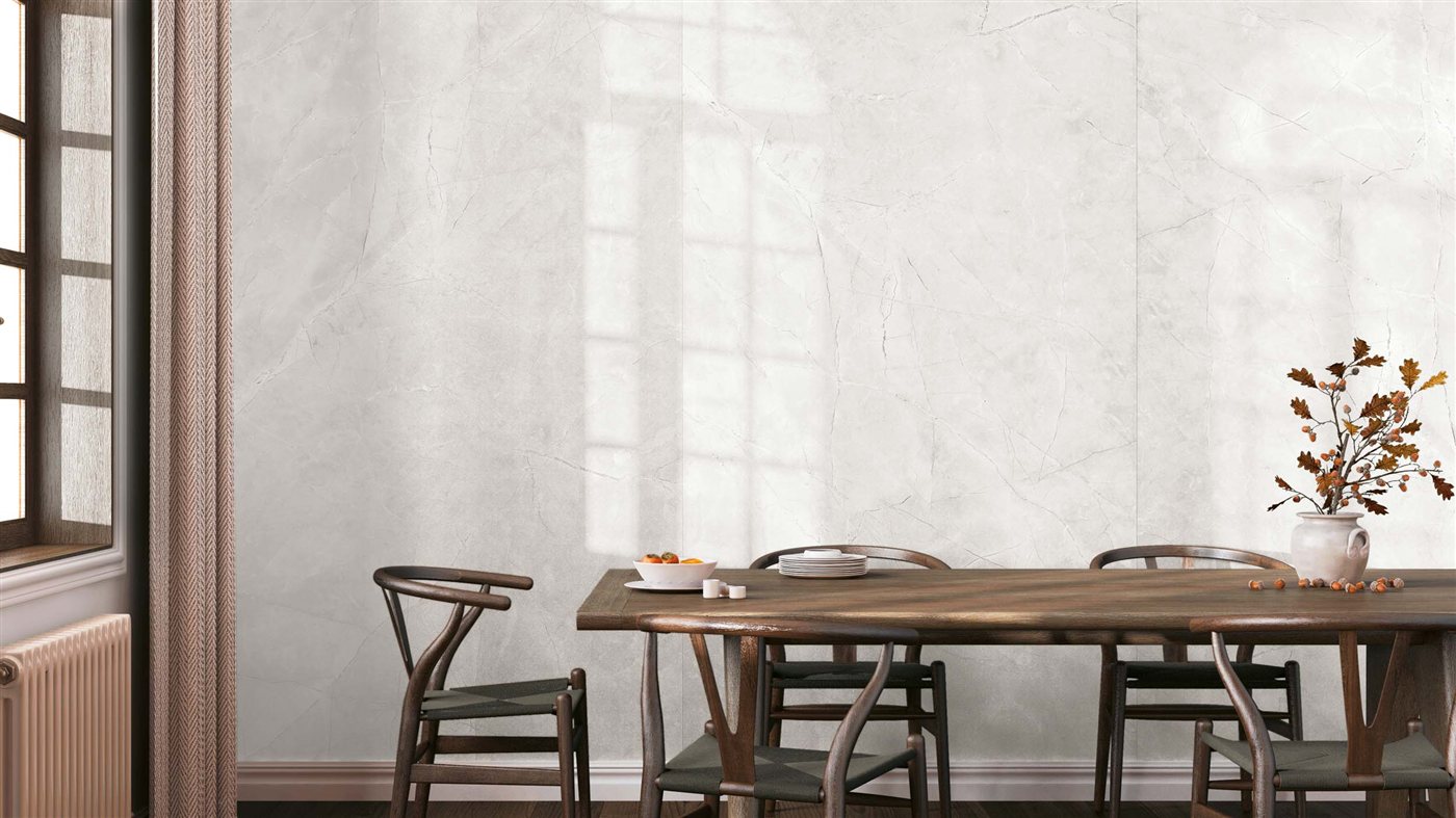 Salle à manger avec mur en grandes plaques effet marbre clair Energieker Amani Pearl