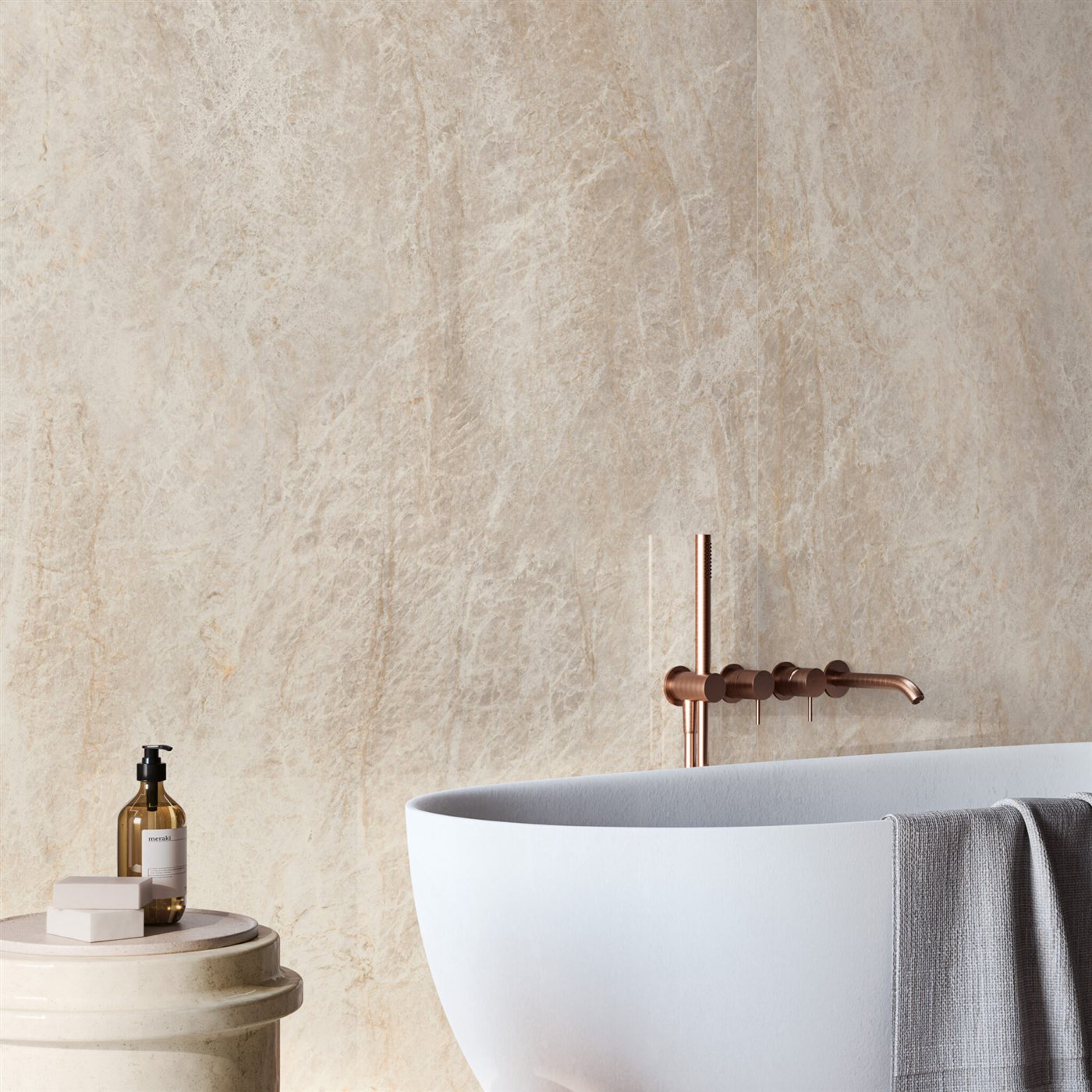 Salle de bain avec baignoire îlot devant un mur effet quartzite Taj Mahal Energieker