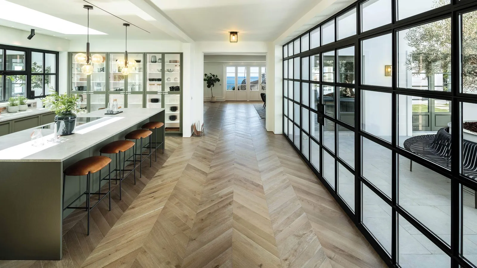 Cuisine avec parquet Itlas Legni del Doge posé en point de Hongrie