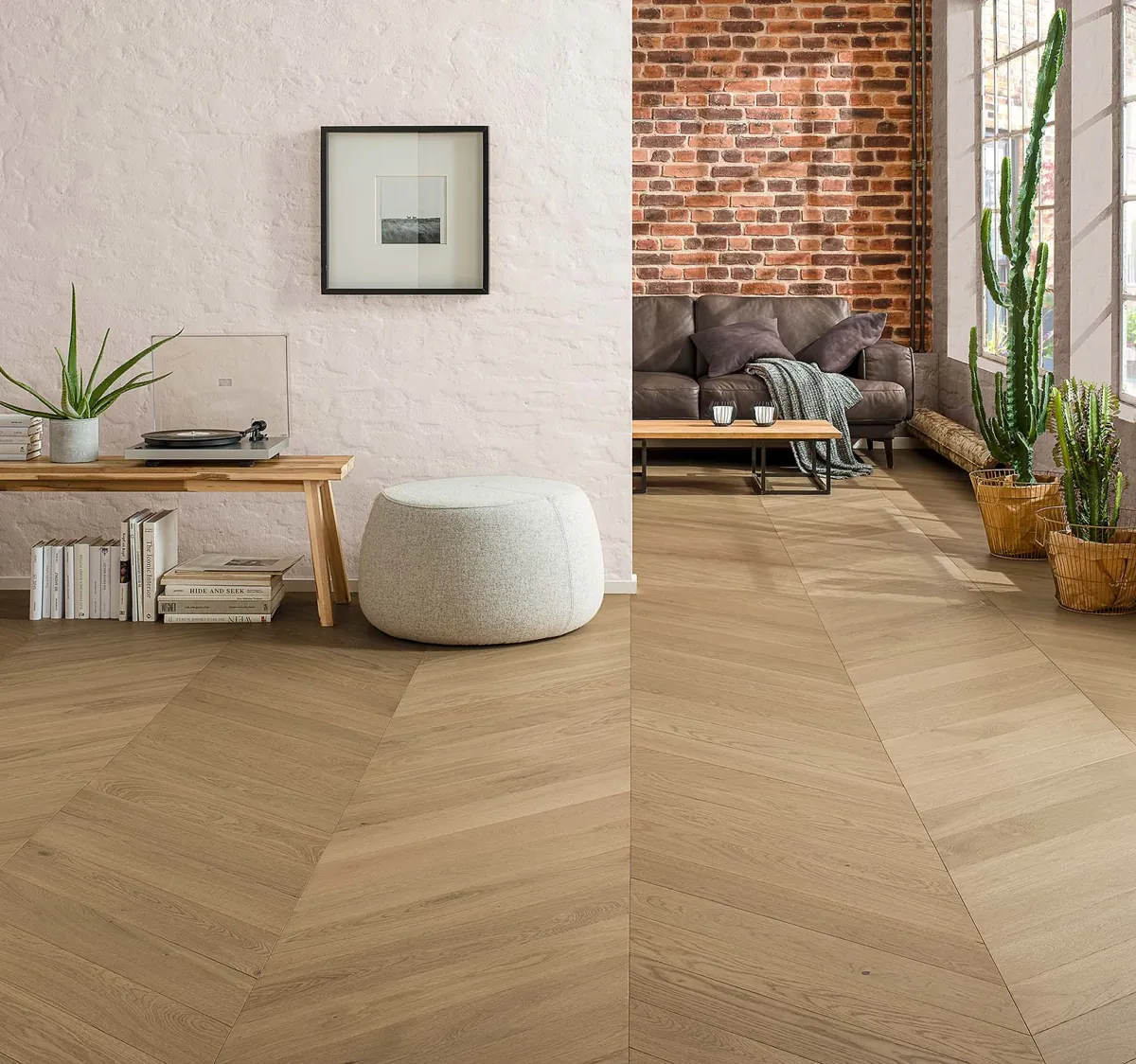 Woonkamer met Cabbani parket Mineral in Chevron L, stijl Rustic Light
